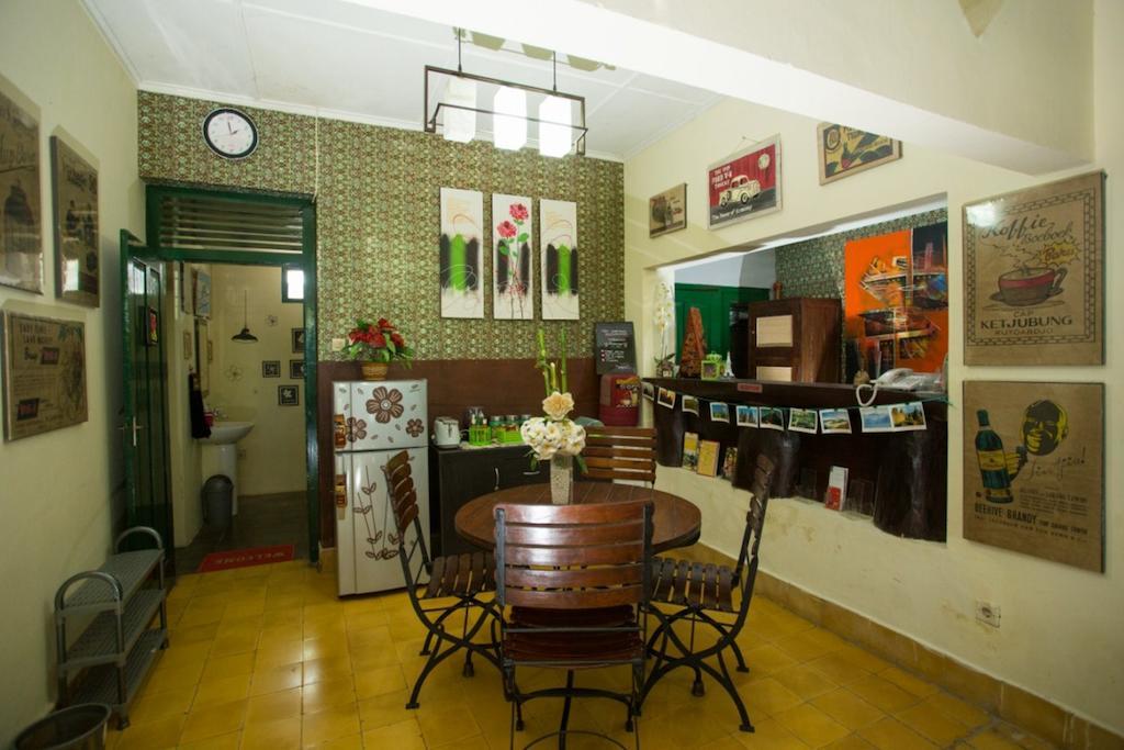Wisma tamu Mango Tree Dipudjo 2*